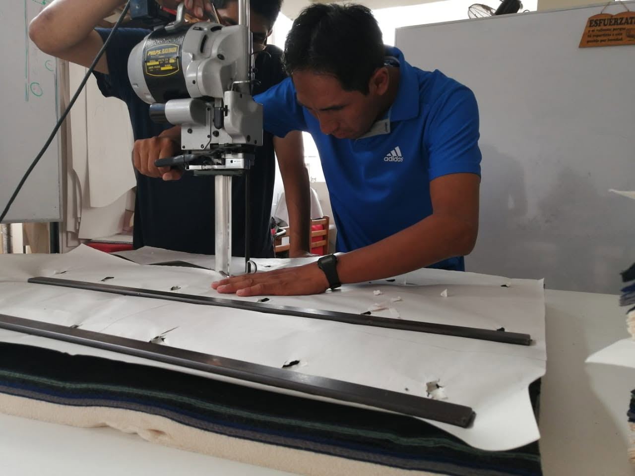 Taller de confección EPP Safety cosiendo prendas de seguridad